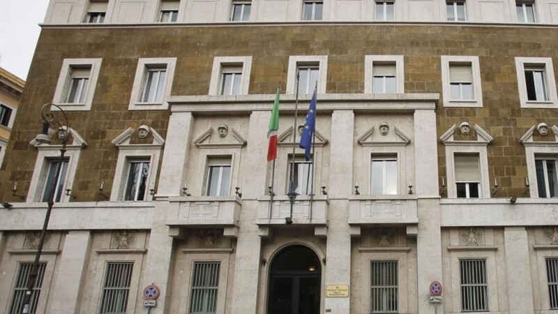 Derive correntizie e moralizzatori a parole